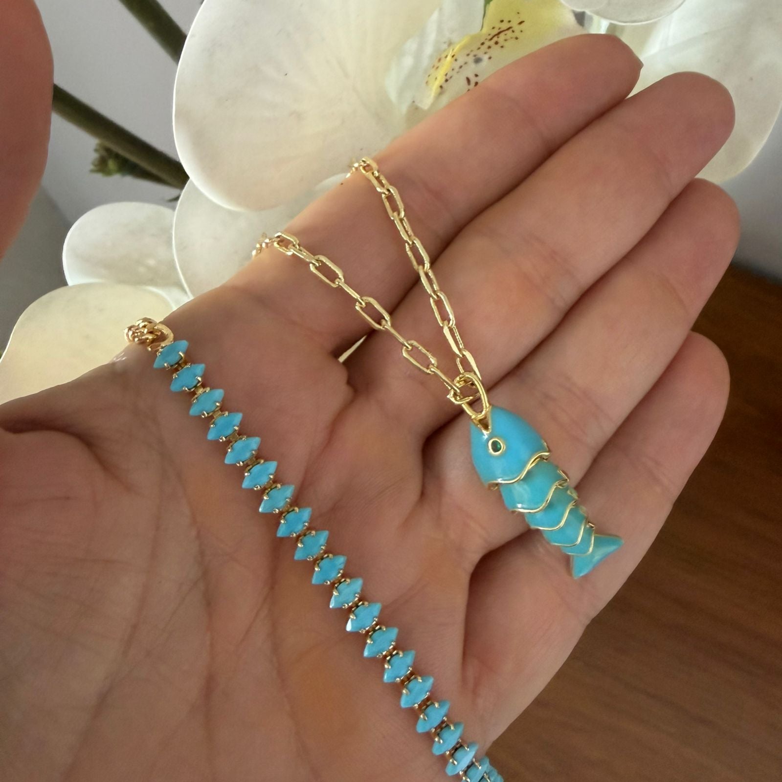 Choker y pez turquesa