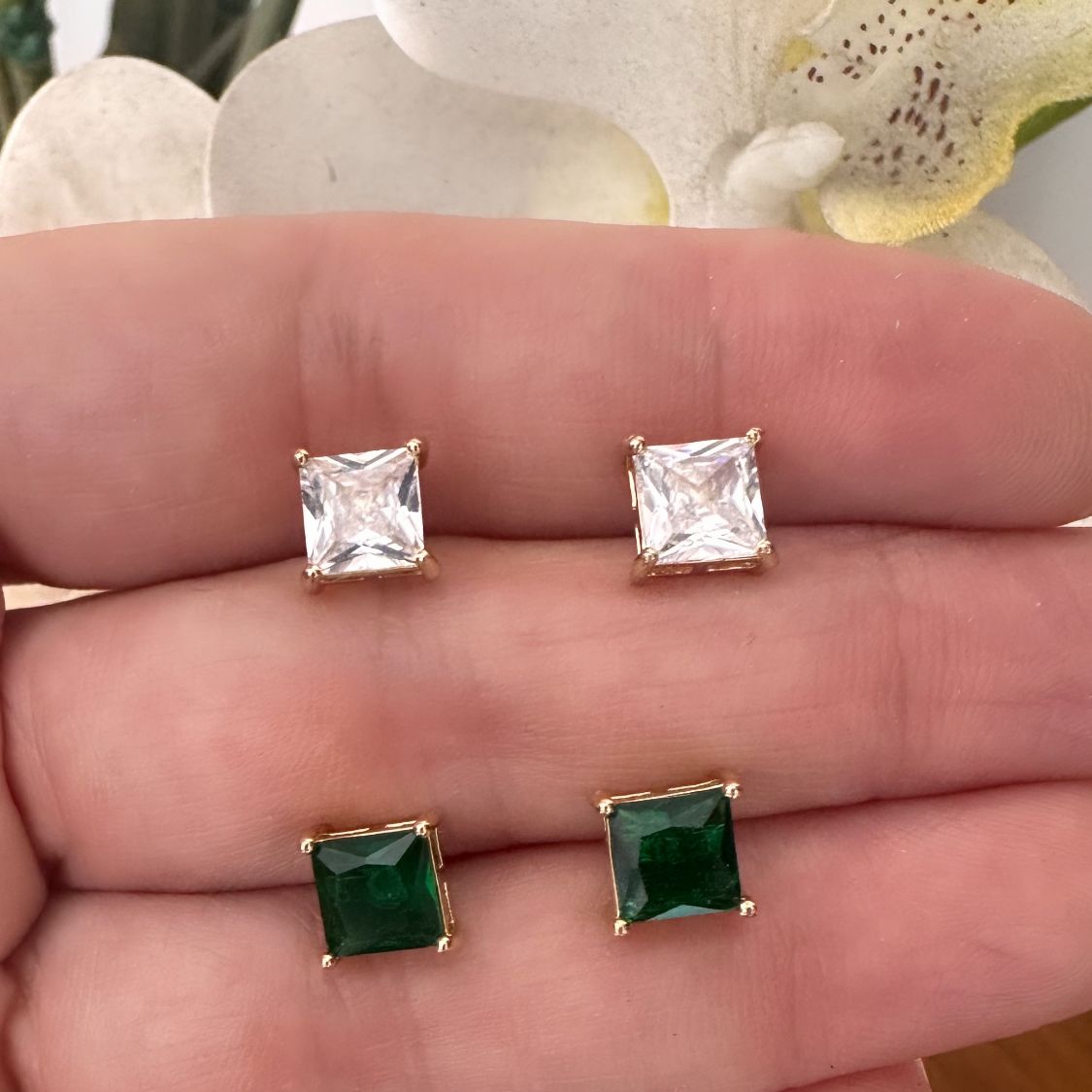 Aretes sq emerald o white