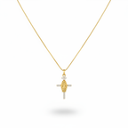 Cadena con dije religioso y sombra suave