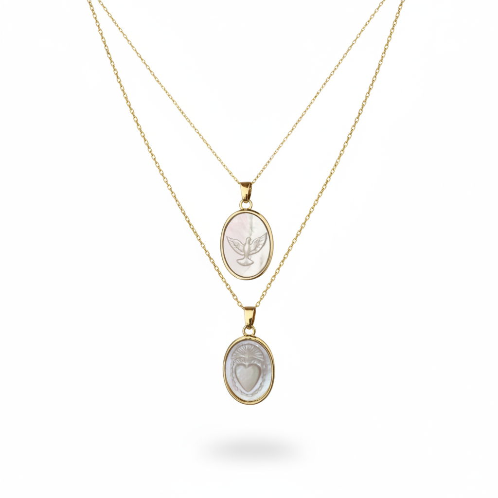 Collares sobre fondo blanco