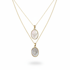 Collares sobre fondo blanco