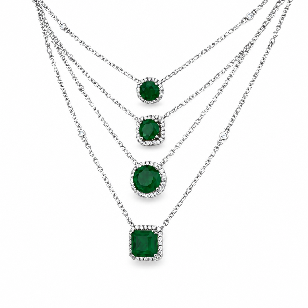 Cuatro cadenas plateadas con piedras verdes