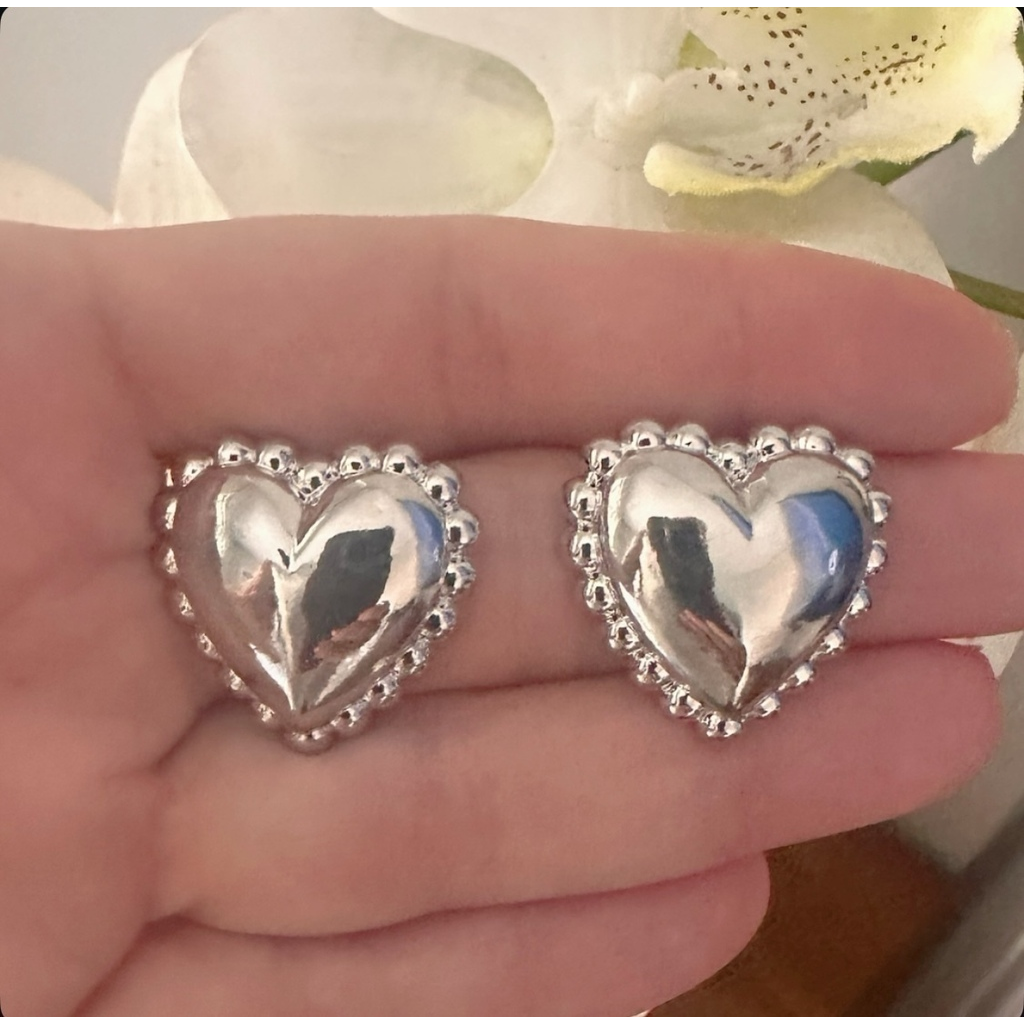 Aretes heart dot